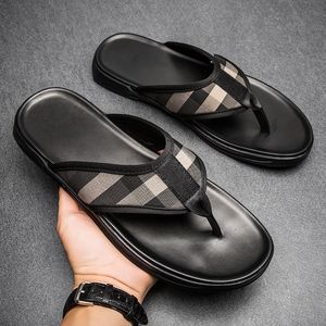 Lüks marka yaz erkekleri terlik gerçek deri kaymaz sandalet yüksek kaliteli hafif plaj sandalet rahat parmak arası terlik flopları