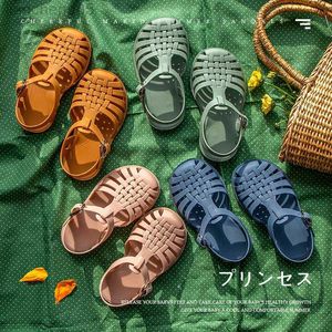 Sandaler Kids Sandaler för Girl Boy Summer 2022 Child Casual Barefoot Beach Shoes Toddlers Baby Spädbarn Vit designer Sandaler 2 till 8 år W0327