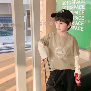 T-Shirts Spring Boys Stars gedruckt T-Shirts Mädchen Modeblick-Patchwork Langarm Tees Kinder Baumwolle Freizeit Tops 230327