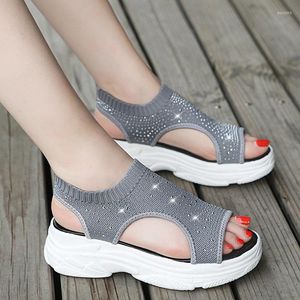 Klädskor hög sluttning häl sandal för kvinnors romerska sandaler slip-on loafers sommarstrockar kil kvinnliga sko mode casual tjock botten