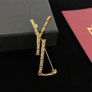 Mulheres elegantes marca de broche letras simples design broches pino de cobre bambu nó masculino pinos do terno formal roupas casuais festa de casamento