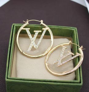 Moda 18 k Altın Kaplama Tasarımcı Kulak Damızlık Küpe Marka Tasarımcıları Geometri Harfler Kristal Hoop Küpe Kadınlar Için Düğün Jewerlry