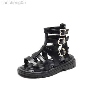 Сандалии римские туфли девочек 2023 Черная пряжка Классическая дышащая в дышах детские сандалии для мальчиков для мальчиков корейский стиль детские модные туфли W0327