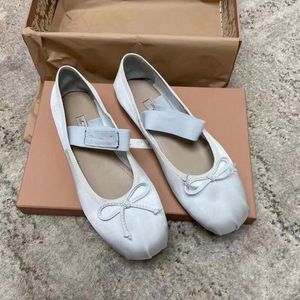 Marca de designer MIU Sapatos de balé feminino Sapatos de barco Designer Bow Flat Mary Jane Confortável banda de elástico retrô preto e branco rosa cinza lazer marrom marrom externo Outdoor