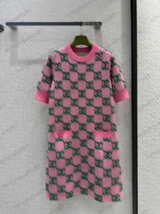 Pink Dress Brand Classic Logo Jacquard Plaid Kort ärm stickad klänning importerat ullgarn enkel version casual stil temperament maxiskit klänning för kvinnor