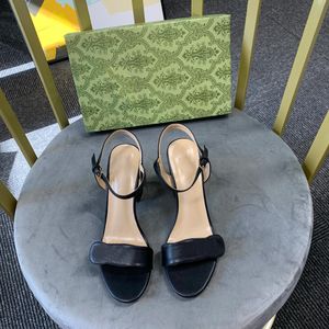 22classics кожа средняя каблука дамы сандалий Sandals Designer Fashion Ladies Flats Крайчаная пряжка резиновая подошва мулы Summer Beach Sexy Women Wedding Wedding Shoes 34-42