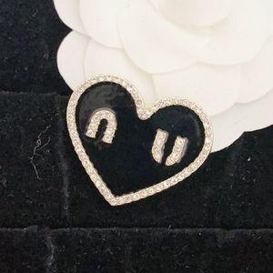 Tasarımcı Kalp Siyah Broşlar Lüks Kadınlar Monogram Broş Markası Vintage Stil Pimleri Romantik Çift Hediye Takı Logosu Broş 18K Altın Kaplama Süsleme