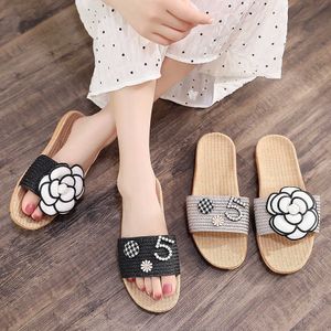 Slippers Luxury Camellia Slippers Women Women Benitting Flip Flip Flip Decoração de Flores Slides de verão Candy Color Pearl femme Pantoufles G230328