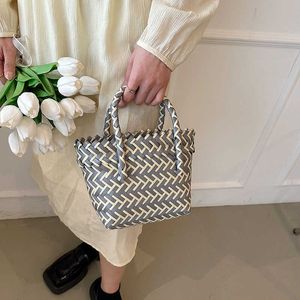 Beach Bags Fashion Contrast Woven Vegetable Basket Bag 2023 Spring New Trend Simple Hand Small Fresh Beach 230327