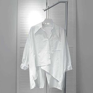 Kvinnors blusar skjortor qweek harajuku kvinnors blus vit skjorta asymmetrisk överdimensionerad koreansk stil långärmad topp ytterkläder casual ny mode hösten y2303