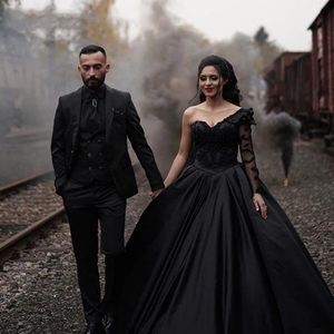 Gothic Black Ball Gown Wedding Dresses One Shoulder Vintage Satin Bridal Gowns Lace Applique Beaded Long Country Outdoor Vestido De Novia 2023