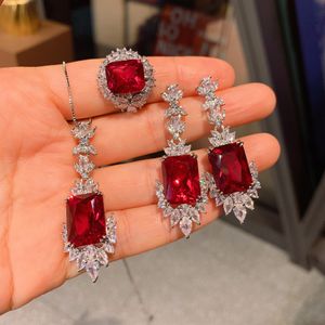 Luxury Flower Ruby Diamond Jewelry Set 14k Gold Engagement Wedding Rings Earrings Halsband för kvinnor Bridal Party Jewelry Gift