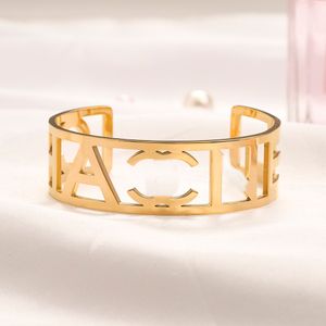 Klassiska armband Länkkedja Dam Märke Brev Öppen armring 18K guldpläterad geometri Rostfritt stål Ihåligt Armband Manschettkedjor Designer bröllopssmycken