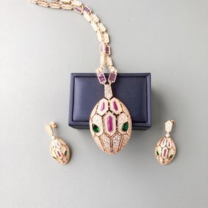 Designer Collection Style örhängen halsband Inlay Purple Diamond Hollow Out Plated Gold Color Green Eyes Snake Head Pendant Serpent Snakliknande smycken