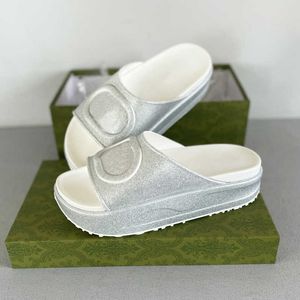 Tofflor designer kvinnor tjocka botten sandaler mode broderad tryckt duk flickor plattform kil regnbågar sandal gummi casual skor med låda nr438