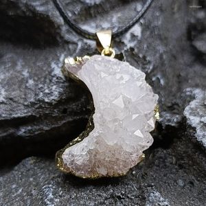 Dekorativa figurer Naturliga oregelbundna pärlor Crystal Stone Moon Pendant Original Elektropläterad guldkant Cluster Crescent Halsband