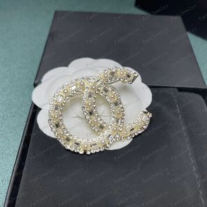 2023 Desinger Brand Luxurys Brooch Women Rhinestone Pearl Letter Brooches Suit Pin Fashion Jewelry Clothing Decoration High Quality Accessories