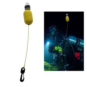 Accessori per piscina Serbatoio per immersioni notturne da 300 ore Galleggiante LED Flash Light Immersioni subacquee Attivato dall'acqua Stroboscopici con clip di sicurezza Diving Sinal Beacon 230328