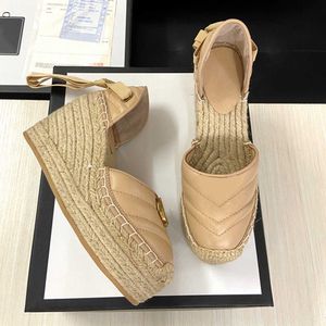 Piattaforma di design Sandali casual Scarpe da pescatore da donna Moda Pelle dorata estiva Corda di canapa Erba Pizzo Tessuto EU35-41 Con scatola NO037