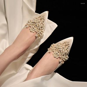 Sukienka buty biały nisko obcasowa druhna ręcznie robiona perłowa damskie buty spiczasty palce jedwabny poślizg na płytkie pompki ślubne zapatos mujer