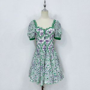 Необычное платье мини-платье из хлопка с квадратным вырезом и вышивкой