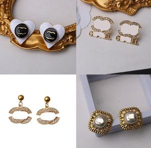 23SS 2Style Lüks Marka Tasarımcıları Mektuplar Kulak Saplama Siyah Beyaz Kalp 18k Altın Kaplama 925 Gümüş Püskül Kadınlar Çember Kristal Rhinestone Metal Küpe Jewerlry