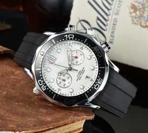 Нарученные часы для мужчин 2023 Новые мужские часы пять игл все циферблаты работают Quartz Watch Top Luxury Brand Rubber Men Men Fashion Sea Europe Designer Omeg Watch Type
