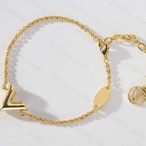 Bracelet Link Charm Chain Designer para mulheres jóias de luxo feminino Links de amor de ouro Bracelets ladies letra v ornamentos Bracelet Bracciale Chains J2303281