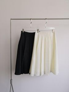 Röcke mit dreidimensional geprägter Faltenrockbasis und klassischer Farbe sehen sehr schlicht aus