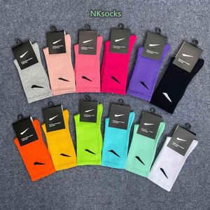 Meias masculinas Moda masculina Mulheres e homens socando letra de alta qualidade Letra respirável Algodão atacado Calzino Jogging Basketball Football Sports Sock Anfn11