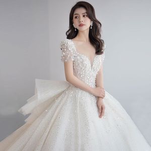 Vestidos de festa Wedding Shining Liginas e contas Vneck Gowns Luxury Runaway Princess Ball vestido personalizado Made de Mariee 230328