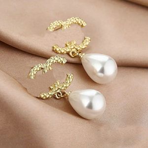 Orecchini a forma di lettera di design in stile retrò classico 3 stile Orecchini di perle con lettera di marca per accessori per gioielli da donna Regali di nozze di alta qualità