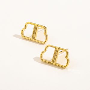 Charm Luxury örhängen designad för kvinnor örhängen Fashion Real Gold Electropated Letters Earrings Designer smycken utsökta par presenttillbehör Premium