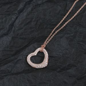 Argento placcato oro Diamante di lusso amore cuore gioielli donna croce di diamanti ciondolo collane collegamento a catena di lusso amore festa di nozze di alta qualità regali all'ingrosso ragazze