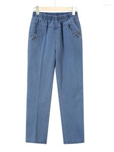 Jeans da donna 2023 Donne di mezza età Blu scuro Nero Demin Pantaloni Fiore Ricamo Tasche Design Elastico in vita Pantaloni dritti Donna