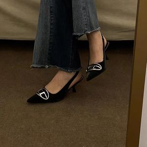 Сандалии сексуальные средние каблуки Женщины неглубокие заостренные ноги дизайнерские дизайнерские модные плать