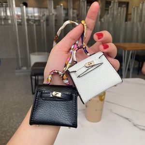 Mini Totes barnväska handväska för tjejdesigner nyckelchain väskor hängare lyxfodral krok luftpods fall hörlurar tillbehör Satchel Clutch Bag Keys Ring HBP