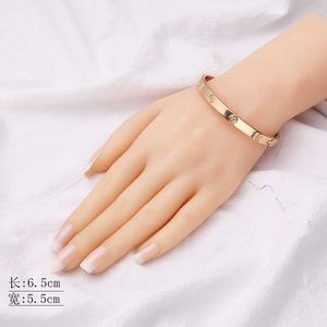 LuxuryDesigner Armband Love Bangle smycken koreansk version av populära enkla och mångsidiga röda glansiga ansikten