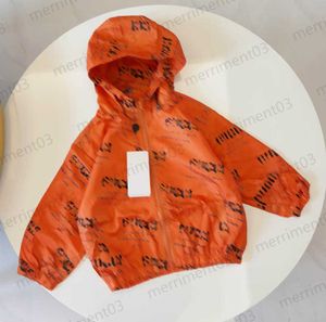 オレンジ色の男の子ジャケットデザイナー服幼児夏ファッションカジュアルルーズクラシックブランドレタープリント耐水性ジャケット耐水性0206