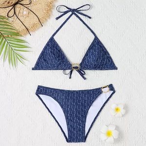 Bikini-Set mit Buchstaben-Jacquard-Badebekleidung, Textil-Dreieck-Designer, Damen-Schwimm-BH, Damen-Bikini-Set mit Metallkette, schnell trocknende Strandkleidung