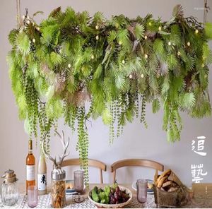 装飾的な花偽のユーカリのラタン人工植物ブドウのプラスチックの木の枝の壁ぶらぶら葉の葉の屋外屋外の結婚式