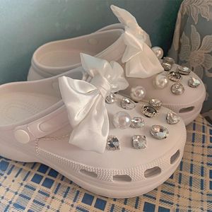 Acessórios para peças de sapatos Sapatos de designer de luxo Charms para Croc Vintage Diy Clogs Decoração de Acessórios de sapatos de estilo de princesa brilhante All-Match 230328