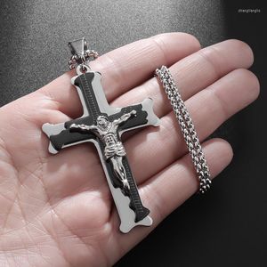 Hänghalsband 2023 Tvåfärgad katolsk Jesus Cross-halsband för män och kvinnor klassiska rostfritt stål religiöst minnesmärke
