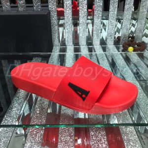 2023 nuova donna di lusso scivolo da piscina in gomma designer uomo lettere scarpa beachwear stampa piatta suola comfort pantofole sneakers alla moda sandalo triangolo in metallo