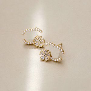 Klassisk design Luxury Rhinestone Pearl Flower Stud örhängen för Women Girls Fashion Party Jewelry Earrings Presents