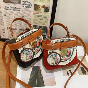 Kvällspåsar Hong Kong Style Fashion Printed Handbag Women's 2023 Flower Retro Minority Box Bag Single Shoulder Messenger Baoevening