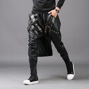 Jeans da uomo Moda Pantaloni da jogging neri Stretti pantaloni Harem da uomo Pantaloni da uomo in pelle da motociclista coreana sottile Pu Autunno Inverno Rivetti Pantaloni 230330