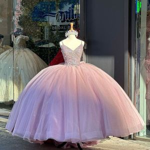 2023 Różowy luksusowe sukienki Quinceanera suknie balowe paski spaghetti kryształowy koralik cekinowy koronkowy łuk plus size słodki 16 gorsetu