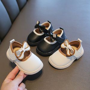 Primeiros Walkers Baby Pre Walking Shoes Shoes Spring Summer 0-2y Sapatos de couro para meninas com Bow Princess Pearl Apartamento de crianças suaves 230330