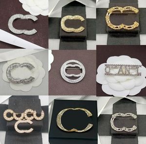 23SS 20Style Designer Letter Letter Brooch Высококачественные буквы Женщины хрустальные стразы жемчужины жемчужины